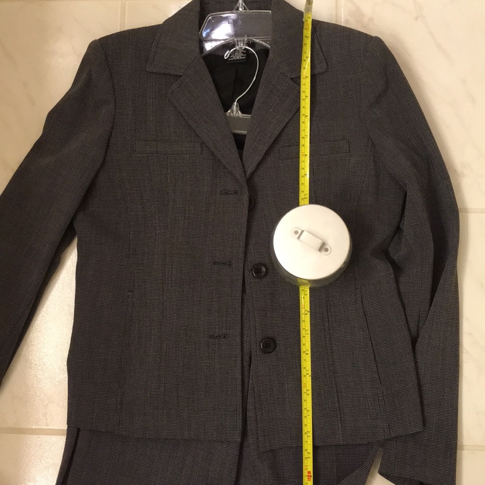 women’s suit - Picture 7 of 7